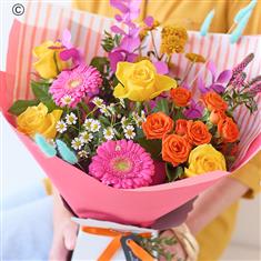 Summer Trending Hand-tied with Yellow Roses
